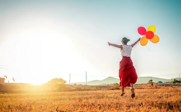 風船を持った女性
