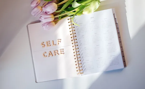 self care と書かれたノートとチューリップ