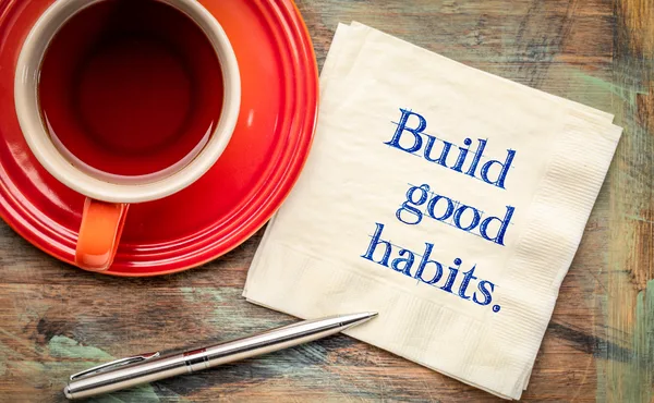 思考のクセと書かれたペーパーとコーヒー