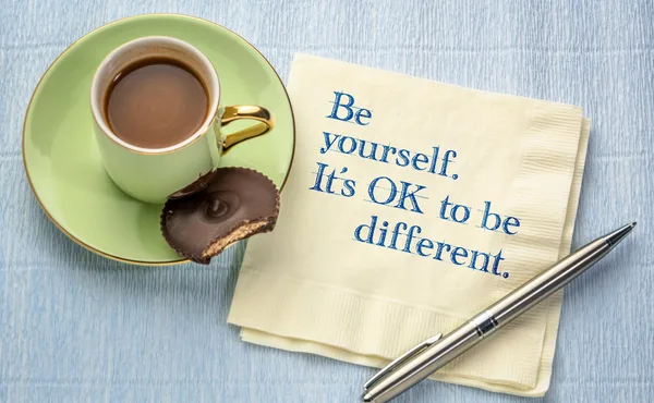 Be yourself と書かれたナフキン、 コーヒーとチョコレート