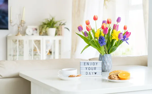 enjoy your dayと書かれたプレートとチューリップ