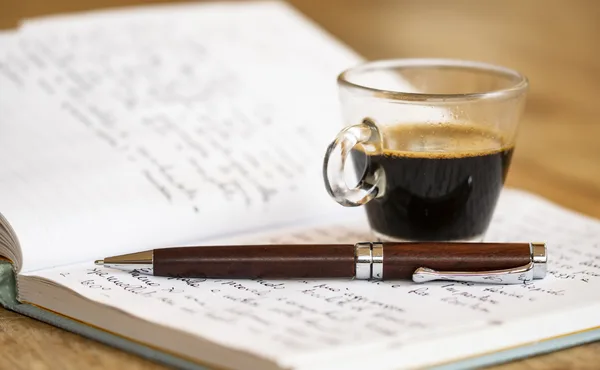 ノートとペンとコーヒー