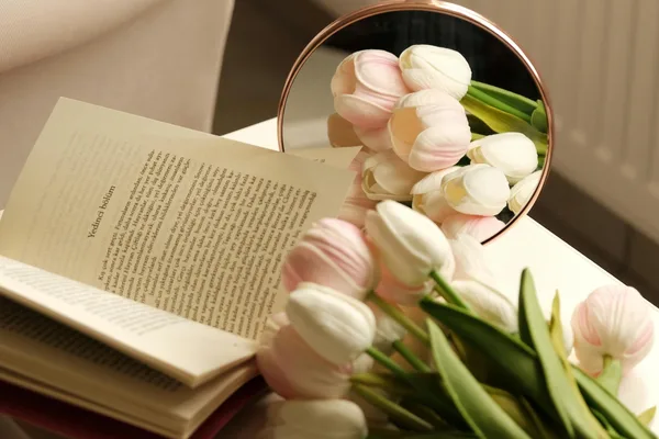 本とチューリップと鏡