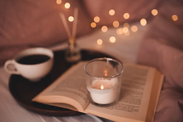 本とそうそくとコーヒー
